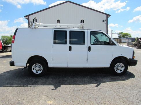 Used 2015 Chevrolet Express 2500 RWD image 2