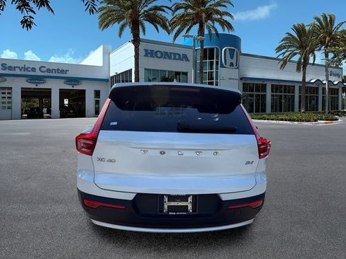 Used 2023 Volvo XC40 B4 Core w/ Convenience Package FWD image 7