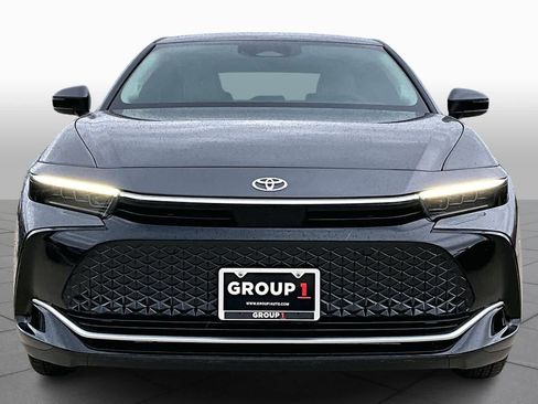 Used 2023 Toyota Crown Limited image 3