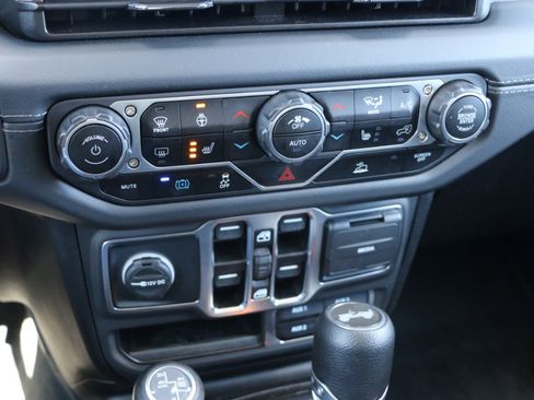 Used 2025 Jeep Wrangler Unlimited Sahara image 21