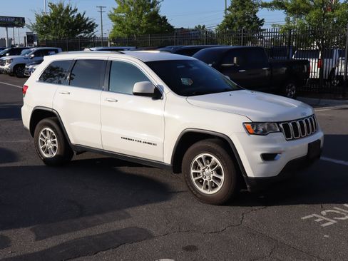 Used 2019 Jeep Grand Cherokee Laredo RWD image 15