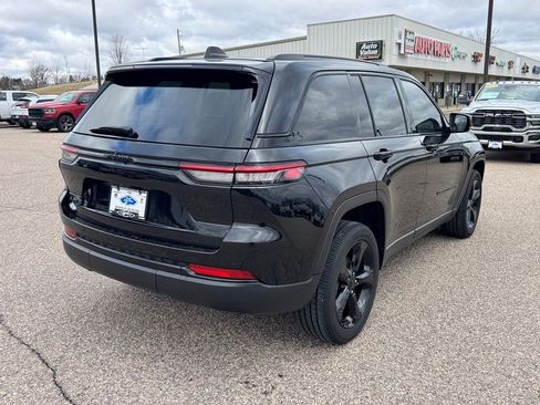 Used 2023 Jeep Grand Cherokee Altitude image 4