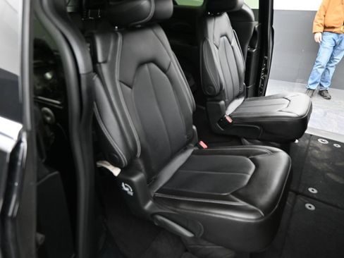 Used 2025 Chrysler Pacifica Select image 34