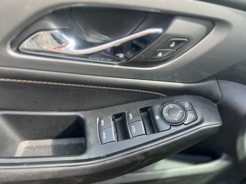 Used 2021 Chevrolet Traverse LT image 14