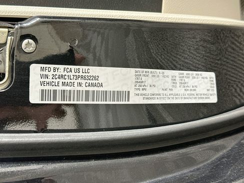 Used 2023 Chrysler Pacifica Touring-L FWD image 12