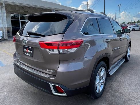 Used 2017 Toyota Highlander Limited FWD image 3