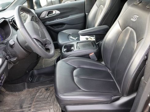 Used 2023 Chrysler Pacifica Touring-L w/ S Appearance Package AWD/4WD image 4