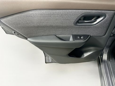 Used 2023 Nissan Rogue S AWD/4WD image 25