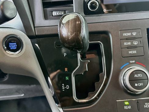 Used 2020 Toyota Sienna XLE FWD image 24