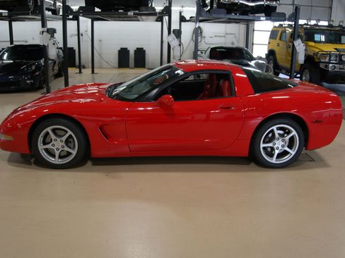 Used 2000 Chevrolet Corvette Coupe w/ Roof Pkg image 2