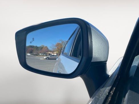 Used 2022 Nissan Versa SV image 28