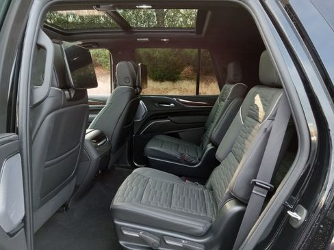 Used 2024 Cadillac Escalade Sport Platinum w/ LPO, ONYX Package image 24