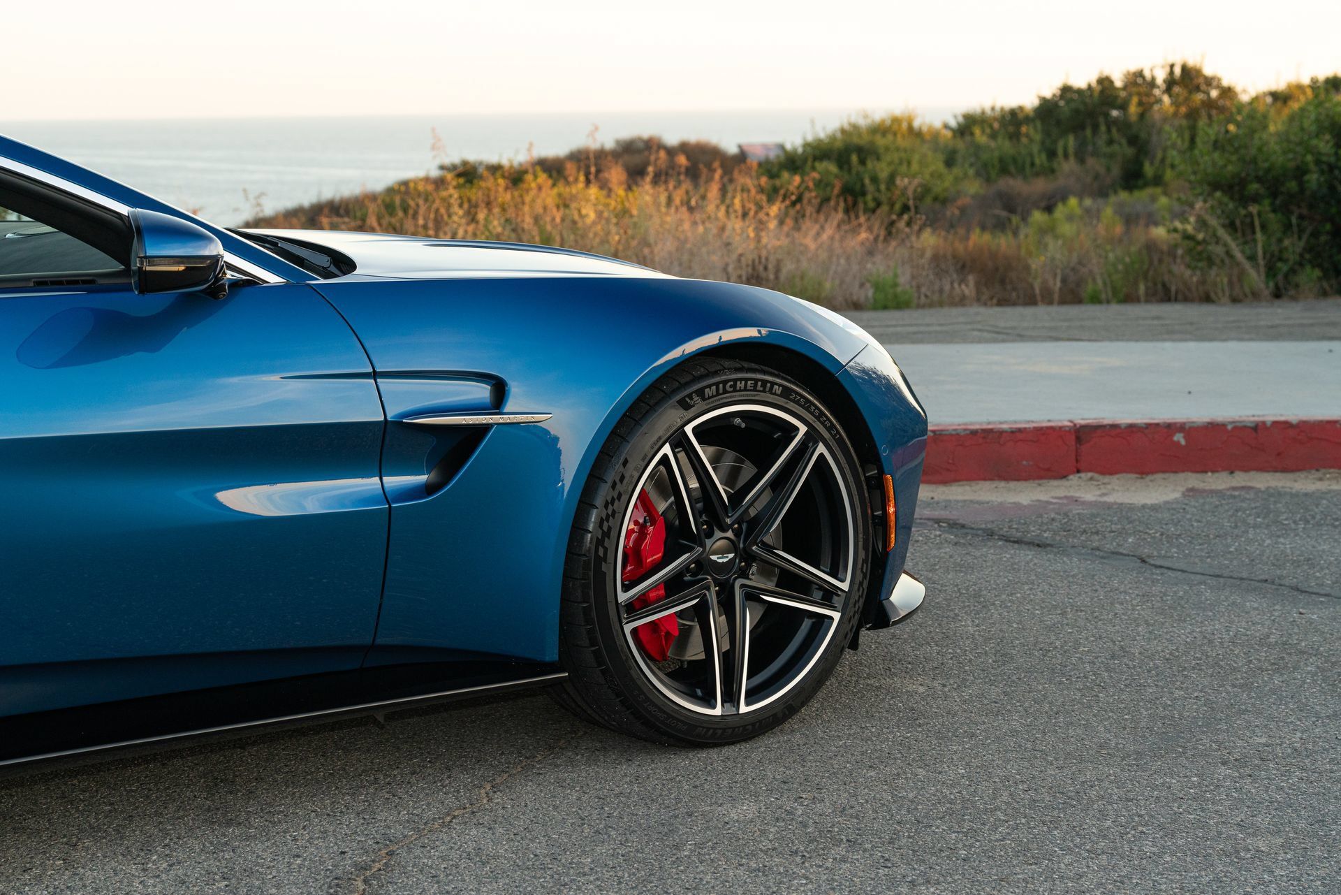 Used 2025 Aston Martin V8 Vantage Coupe RWD image 8