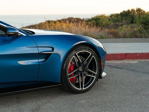 Used 2025 Aston Martin V8 Vantage Coupe RWD image 8