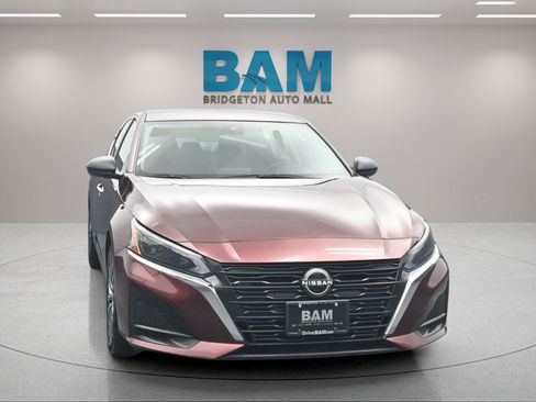 Used 2024 Nissan Altima 2.5 SV FWD image 2