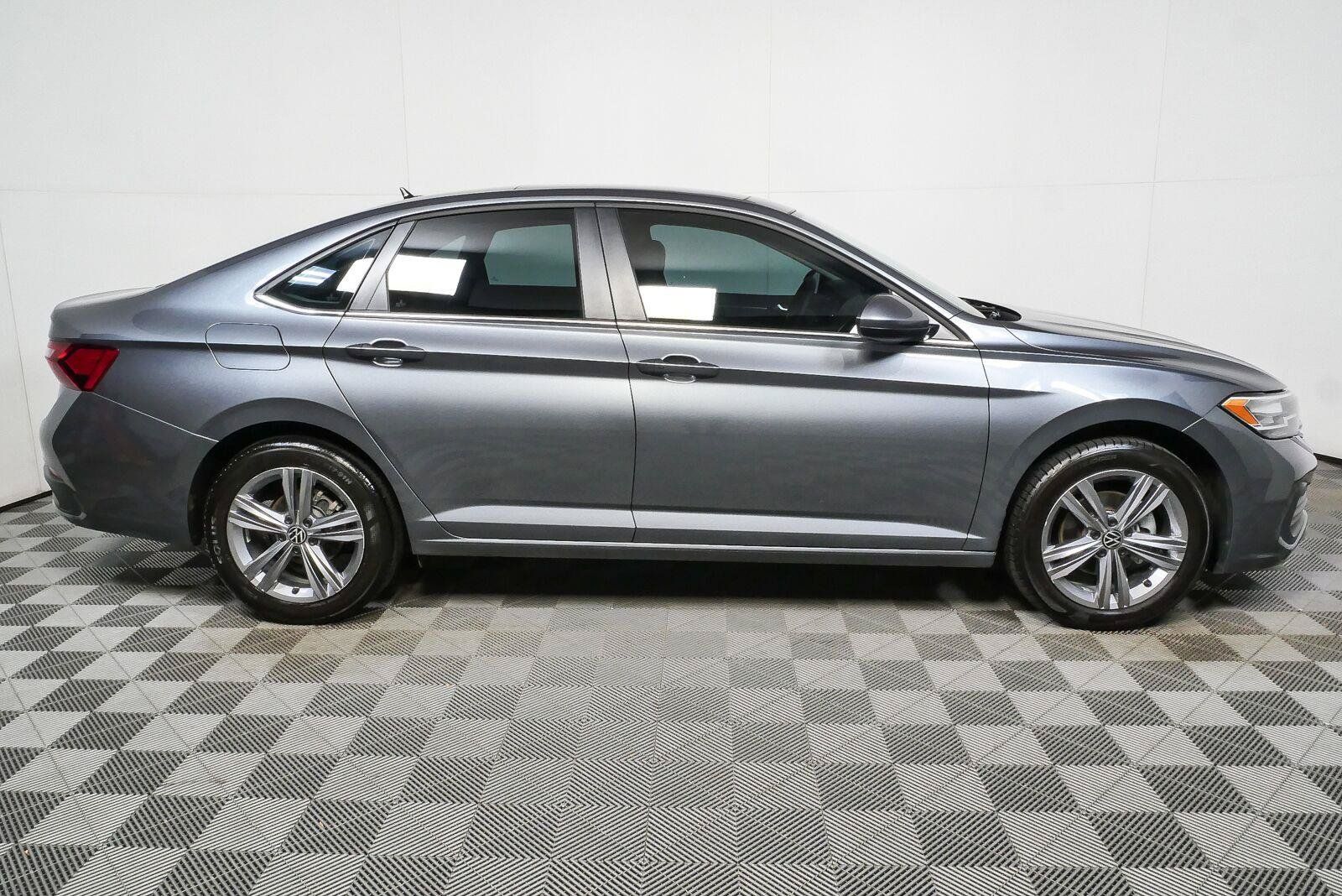 Used 2024 Volkswagen Jetta SE w/ Panoramic Sunroof Package FWD image 23