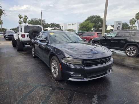 Used 2016 Dodge Charger SXT RWD image 2