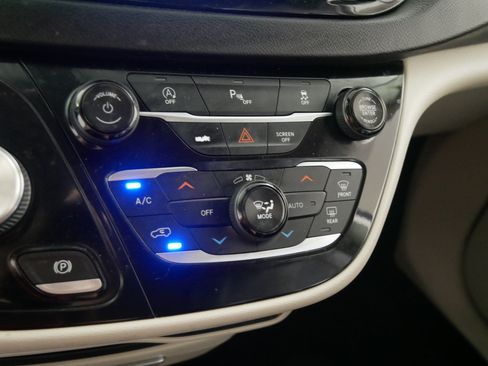 Used 2018 Chrysler Pacifica Touring-L w/ Premium Audio Group FWD image 23