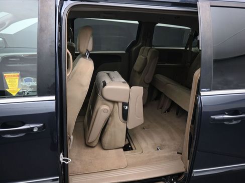 Used 2014 Chrysler Town & Country Touring image 34