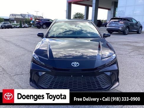 Used 2025 Toyota Camry SE image 8