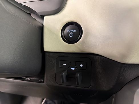 Used 2025 Toyota Sequoia Capstone AWD/4WD image 18