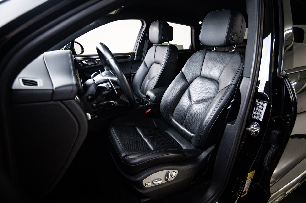 Certified 2023 Porsche Macan AWD/4WD image 5