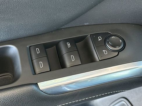 Used 2025 Chevrolet Traverse LT image 18