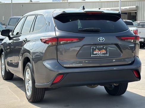 Used 2024 Toyota Highlander LE FWD image 3