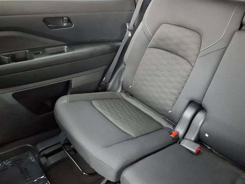 Used 2024 Nissan Pathfinder S image 16