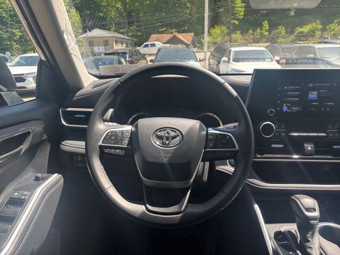 Used 2025 Toyota Highlander LE FWD image 38