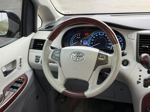 Used 2014 Toyota Sienna Limited image 11