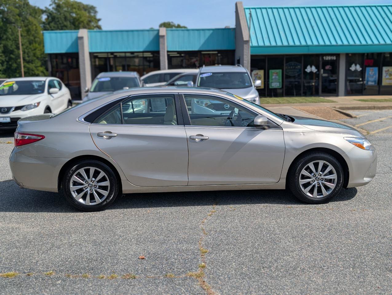Used 2016 Toyota Camry XLE w/ Moonroof Package FWD image 7
