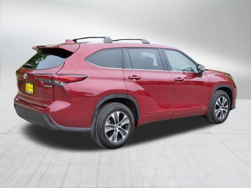 Used 2022 Toyota Highlander XLE AWD/4WD image 8