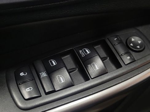 Used 2019 Jeep Cherokee Limited w/ Technology Group image 27