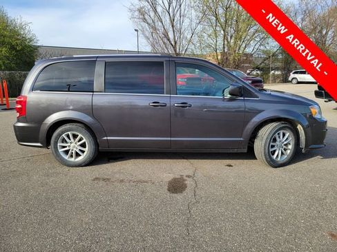 Used 2019 Dodge Grand Caravan SXT image 2