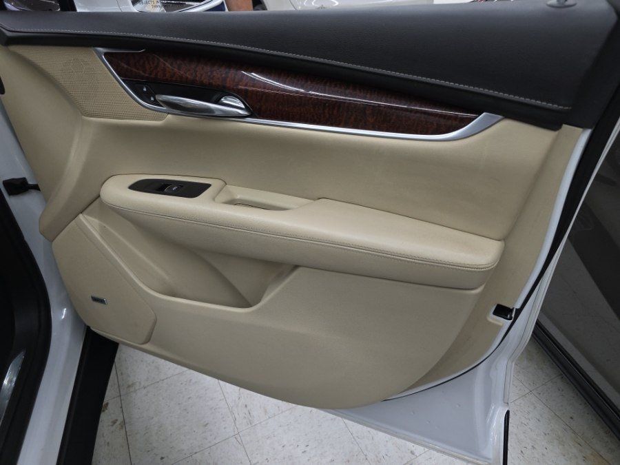 Used 2017 Cadillac XT5 Luxury w/ Driver Awareness Package AWD/4WD image 14