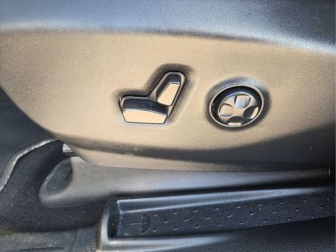 Used 2025 Chrysler Pacifica Limited FWD image 16