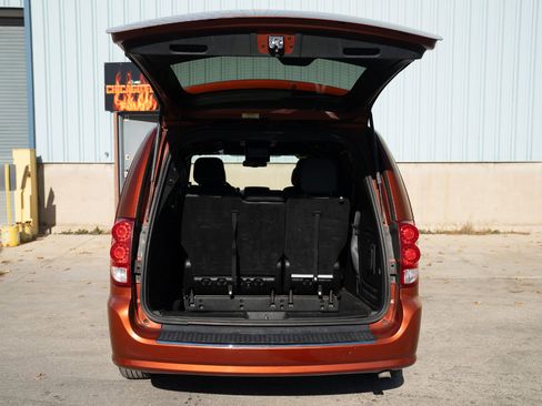 Used 2012 Dodge Grand Caravan R/T w/ Driver Convenience Group image 16