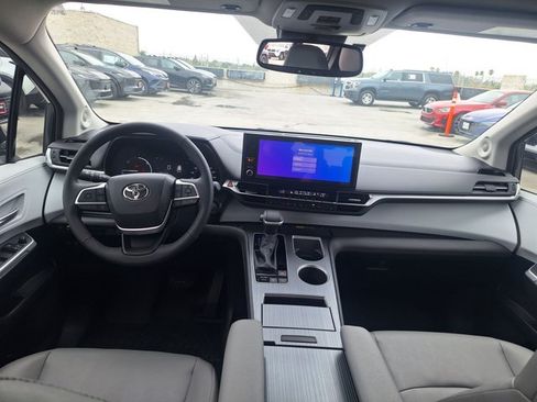 Used 2025 Toyota Sienna XLE w/ XLE Plus Package FWD image 18