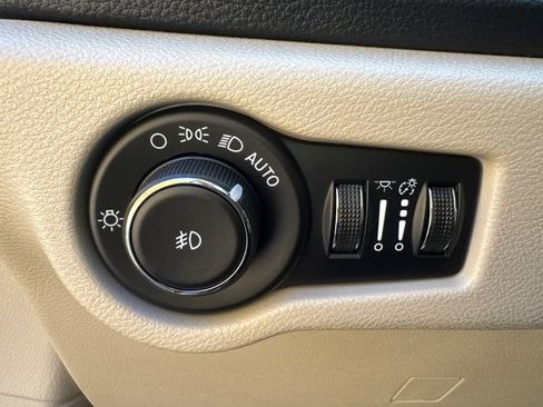 Used 2023 Chrysler Pacifica Limited image 30