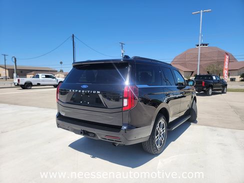 Used 2025 Ford Expedition Active image 7