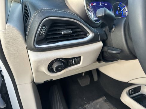 Used 2024 Chrysler Pacifica Select image 10