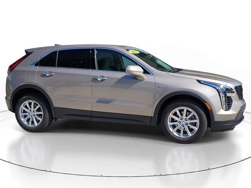 Used 2023 Cadillac XT4 Luxury w/ Cold Weather Package FWD image 2