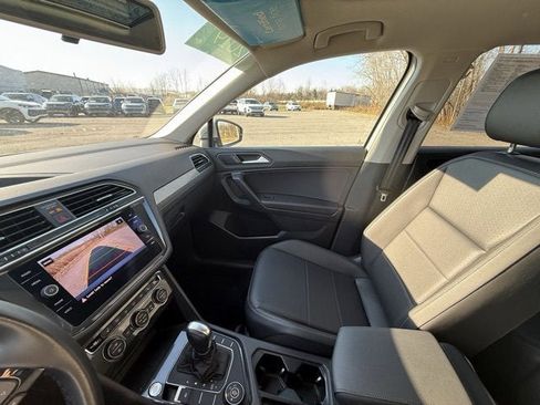 Certified 2019 Volkswagen Tiguan SE w/ Panoramic Sunroof Package image 25