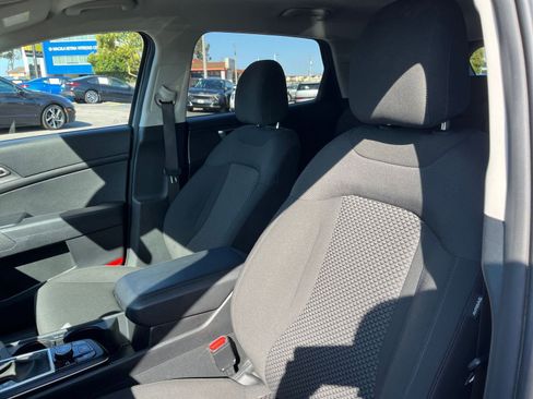 Used 2025 Kia Sportage LX FWD image 36