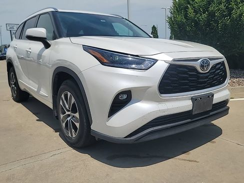 Used 2021 Toyota Highlander XLE FWD image 2