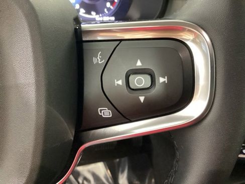 Used 2022 Volvo XC40 T5 Inscription w/ Climate Package image 31