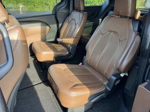 Used 2017 Chrysler Pacifica Limited w/ Advanced Safetytec Group FWD image 6