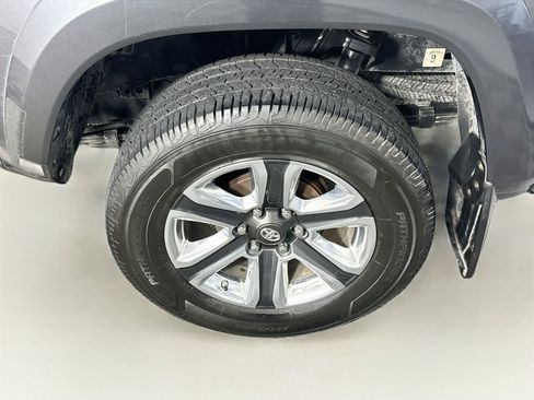 Used 2017 Toyota Tacoma Limited w/ Tow Package AWD/4WD image 11