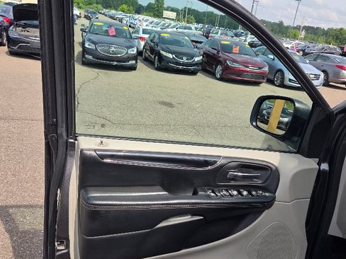 Used 2019 Dodge Grand Caravan SXT image 10